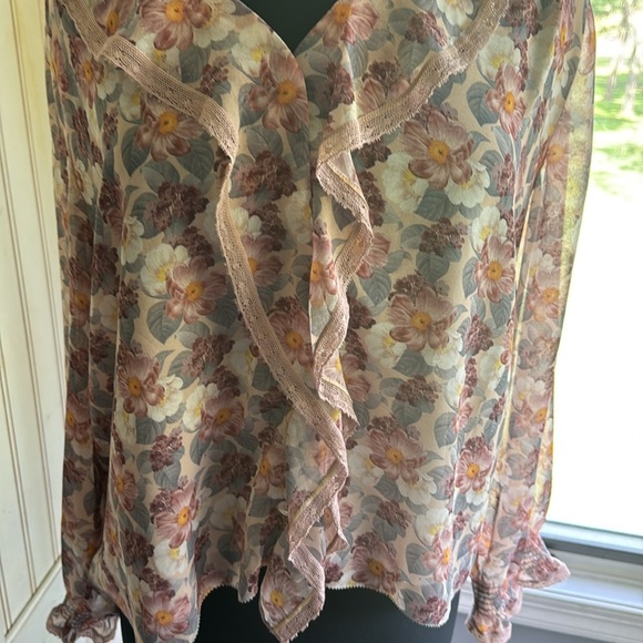 Aritzia Wilfred‎ Eden Floral Chiffon Blouse - Picture 4 of 14